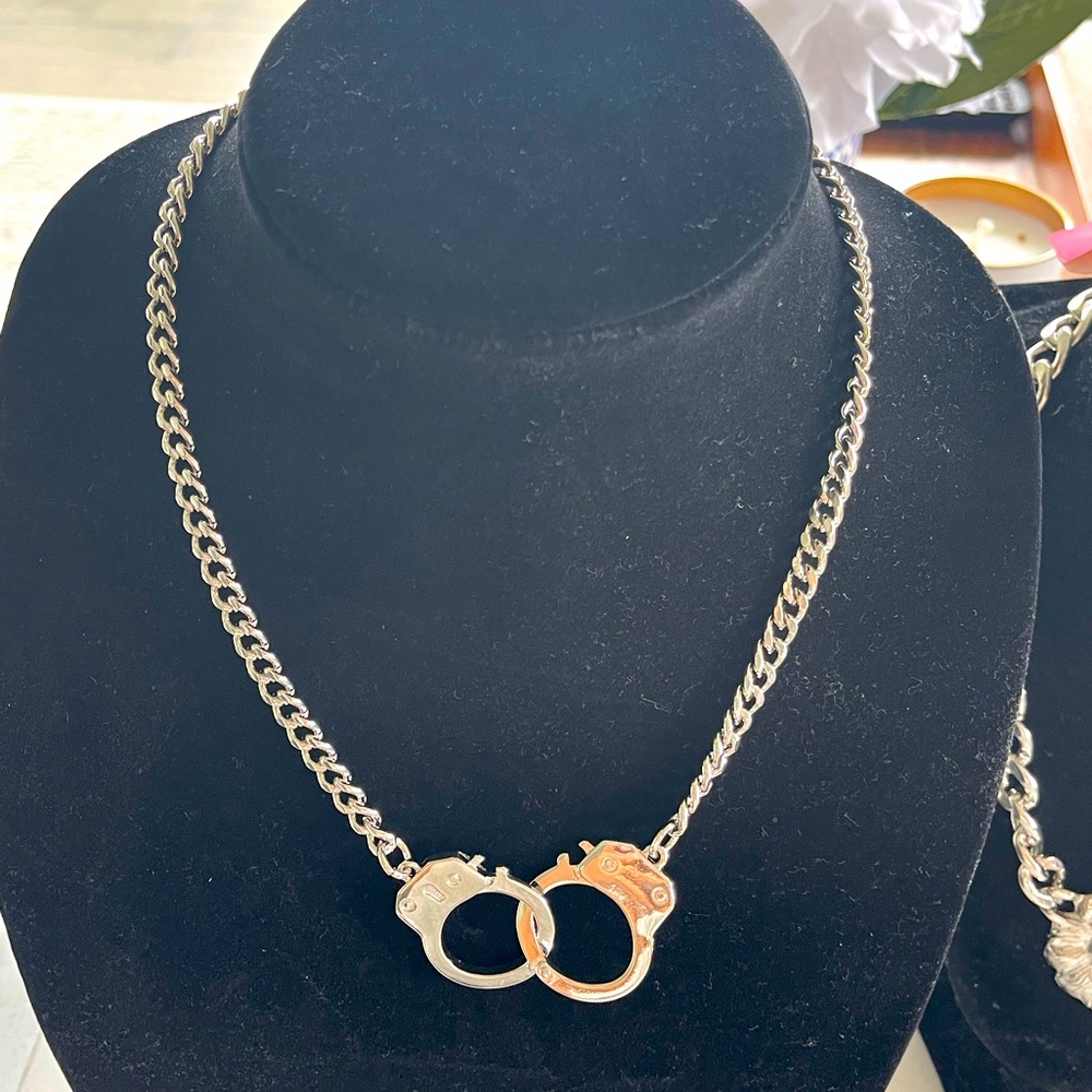 🤩 NEW  White gold plated handcuff chain necklace 🤩